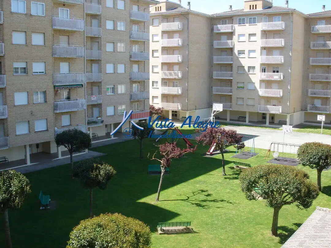 Vista exterior de Piso de alquiler en Haro con Jardín privado, Terraza y Piscina