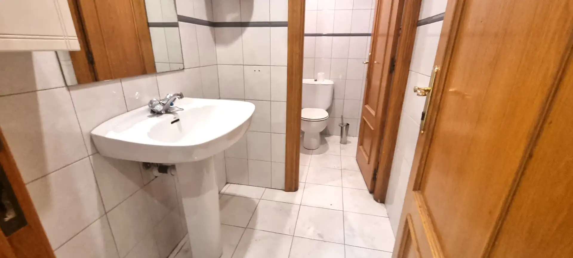 Badezimmer von Büro zum Verkauf in Bilbao  mit Klimaanlage, Heizung und Terrasse