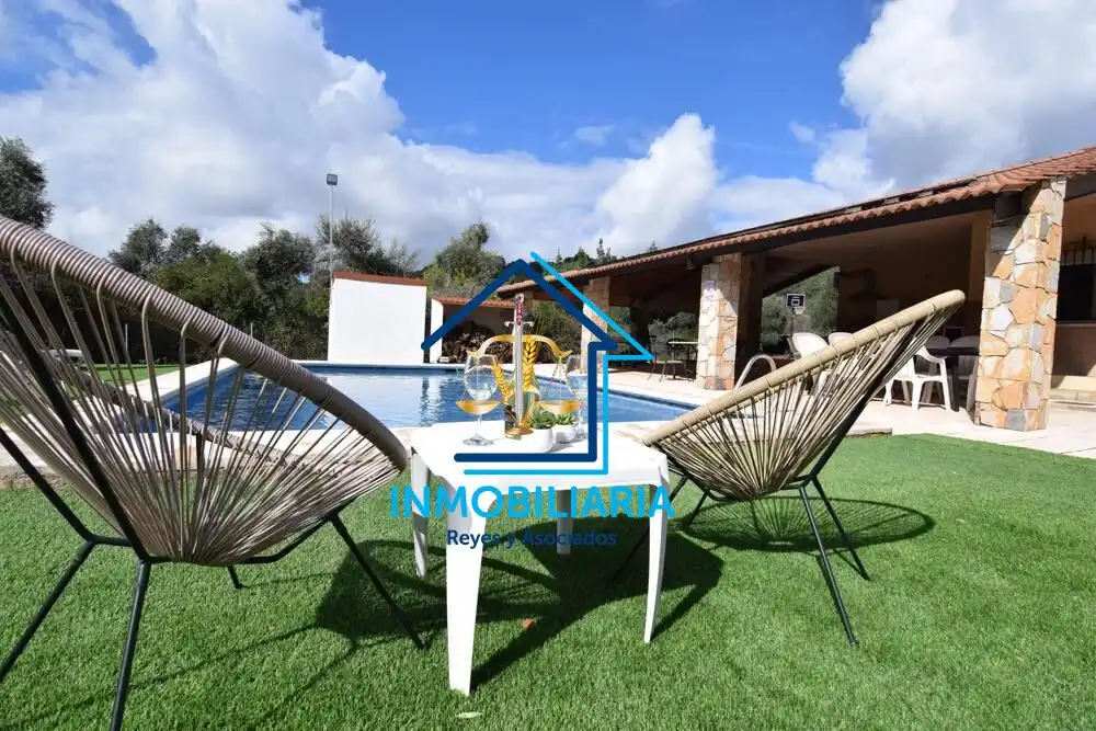 Jardí de Casa o xalet en venda en Córdoba amb Aire condicionat, Terrassa i Piscina