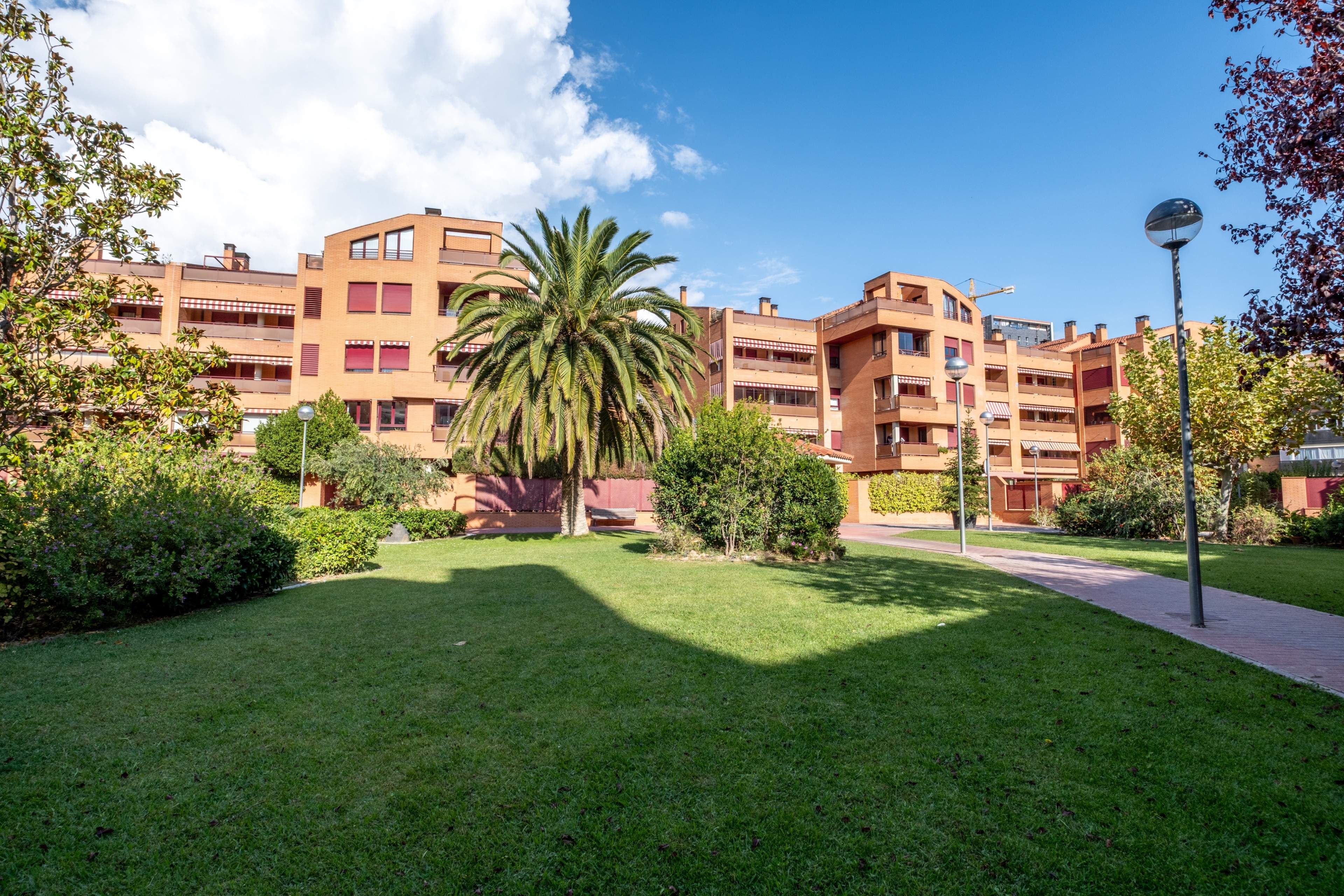 Vista exterior de Casa adosada en venta en  Zaragoza Capital con Calefacción, Jardín privado y Terraza