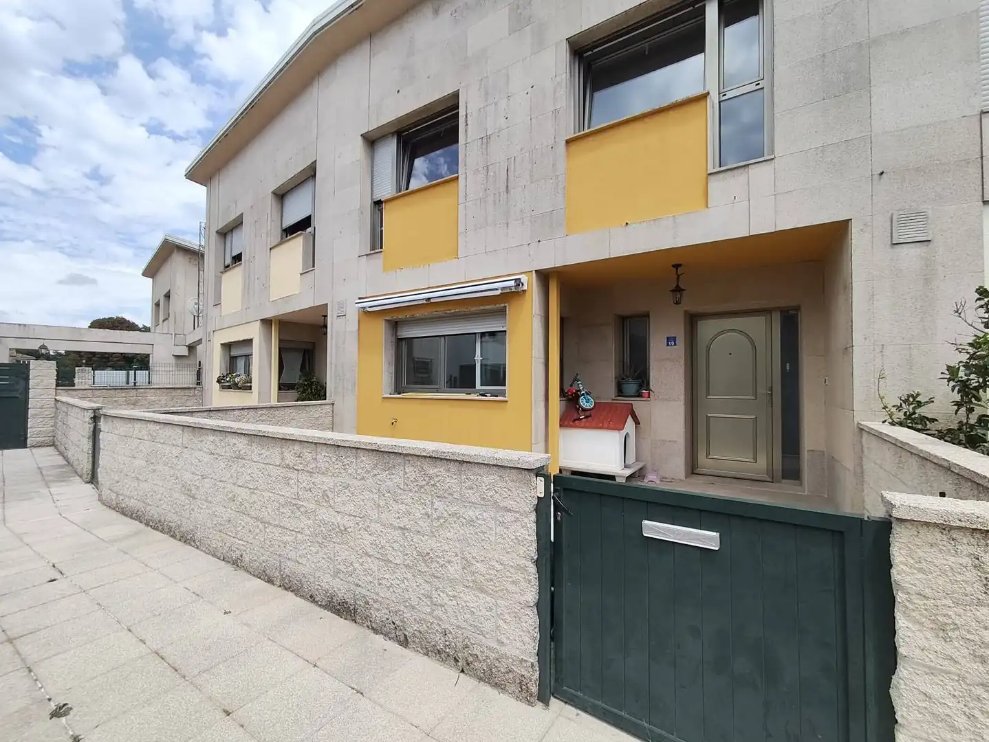 Vista exterior de Casa adosada en venta en Teo con Calefacción, Jardín privado y Terraza