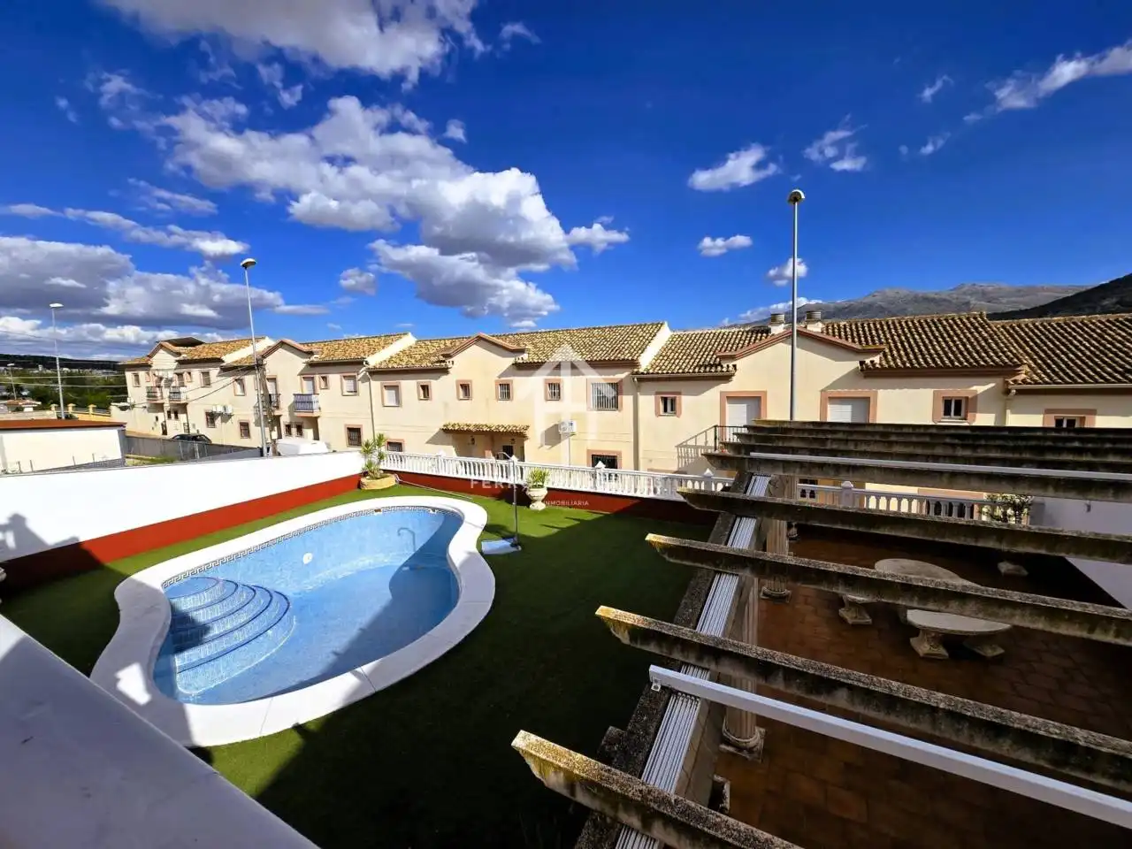 Vista exterior de Casa o xalet en venda en Loja amb Jardí privat, Terrassa i Piscina