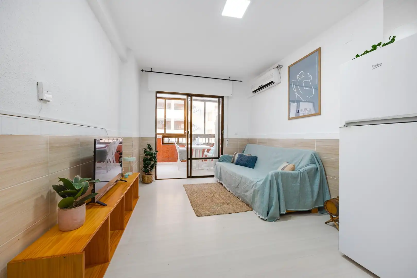 Sala d'estar de Apartament en venda en Torrevieja amb Aire condicionat, Terrassa i Moblat