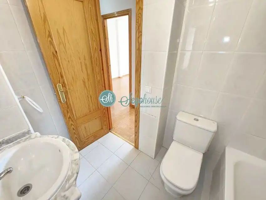 Baño de Piso en venta en San Cristóbal de Segovia con Calefacción, Trastero y Balcón