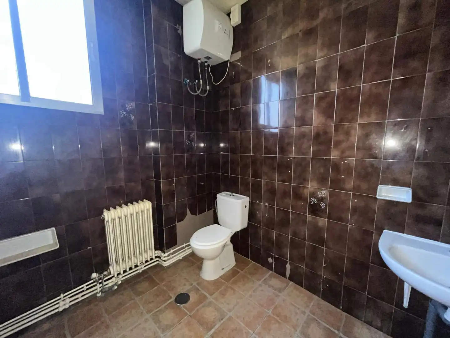 Badezimmer von Geschaftsraum zur Miete in Tudela de Duero mit Heizung und Parkett
