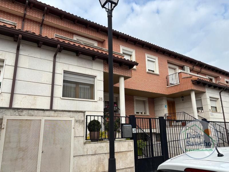 Vista exterior de Casa adosada en venda en Laguna de Duero amb Calefacció i Terrassa