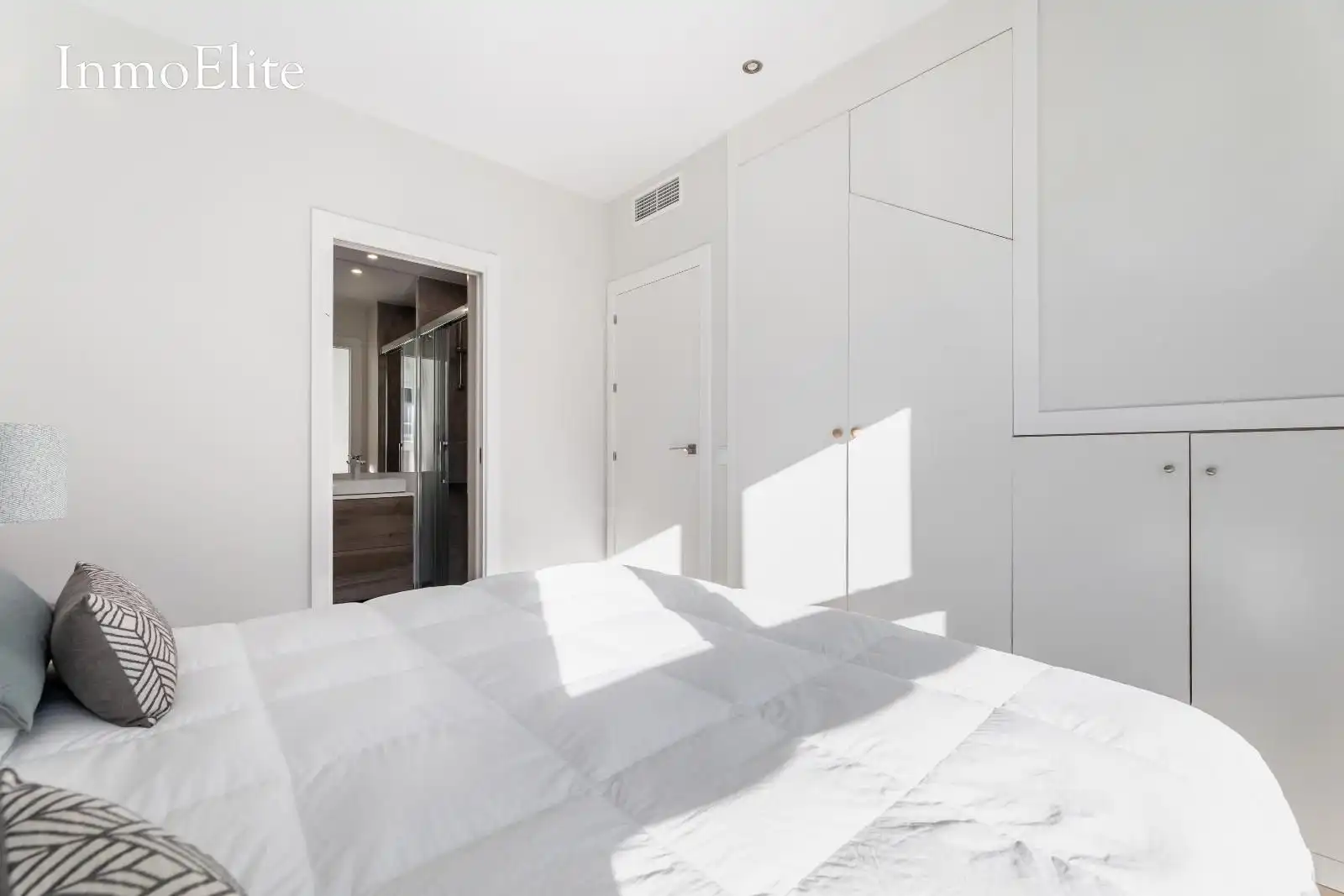 Schlafzimmer von Dachboden zum Verkauf in Majadahonda mit Klimaanlage, Heizung und Parkett