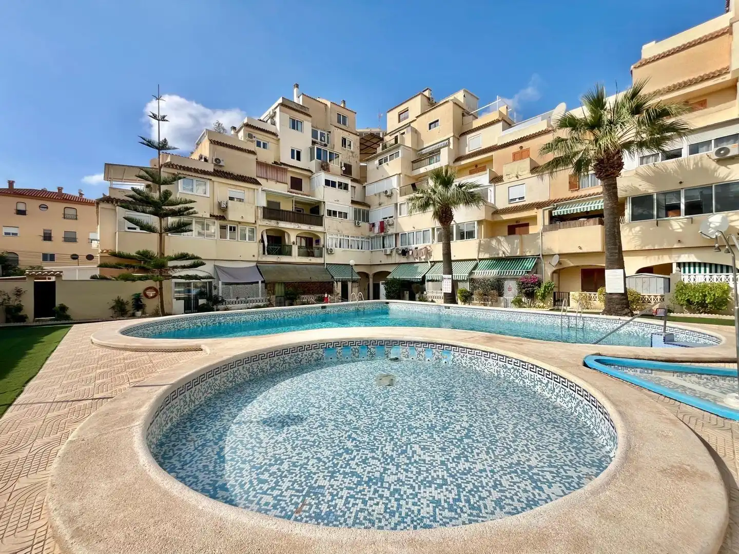 Vista exterior de Estudio en venta en Torrevieja con Balcón y Piscina comunitaria