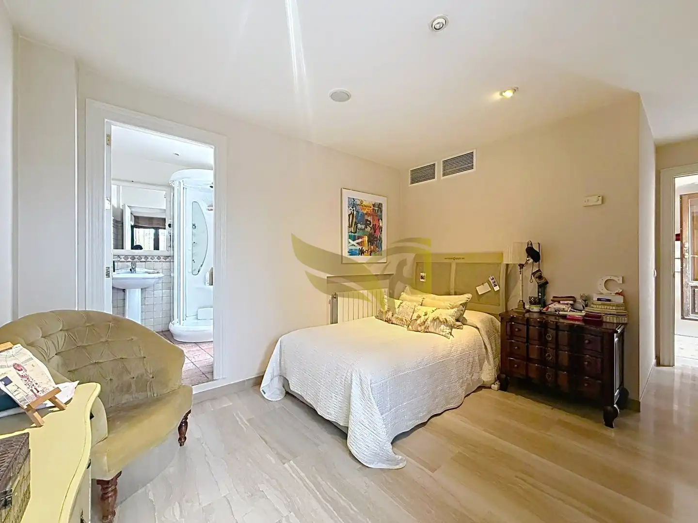 Schlafzimmer von Einfamilien-Reihenhaus zum Verkauf in Sevilla mit Klimaanlage, Heizung und Privatgarten