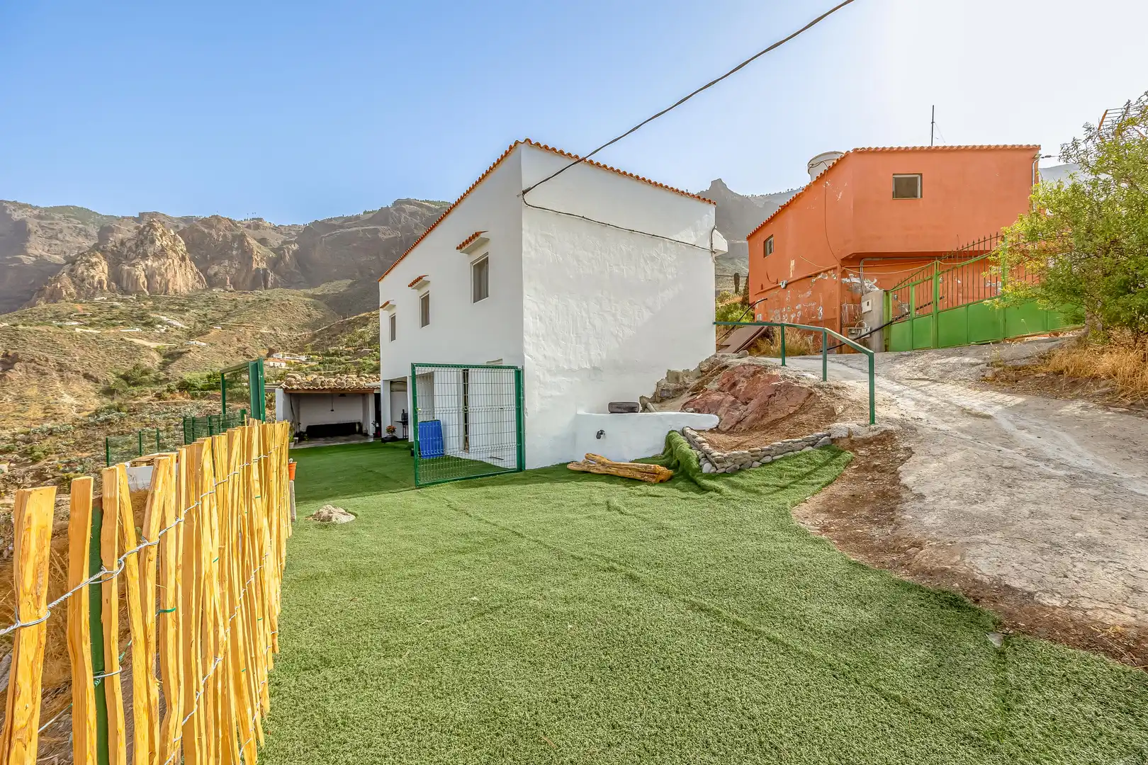 Vista exterior de Casa o xalet en venda en San Bartolomé de Tirajana amb Aire condicionat, Jardí privat i Terrassa