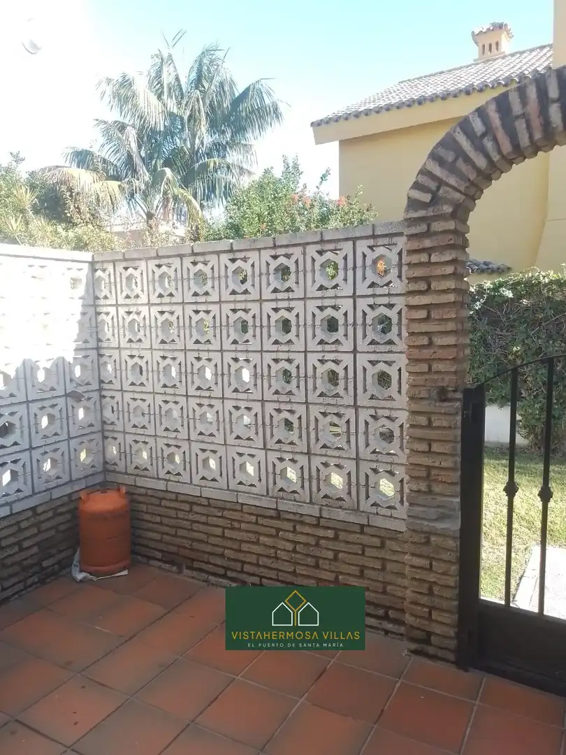 Vista exterior de Casa adosada en venda en El Puerto de Santa María amb Jardí privat i Terrassa