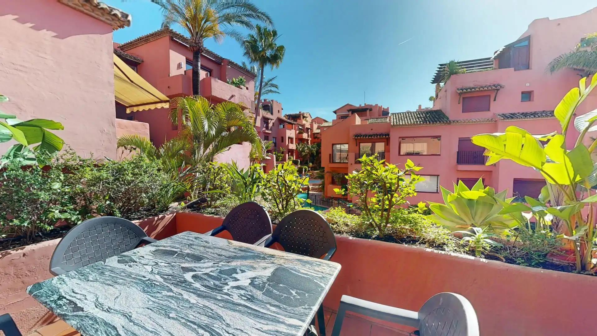 Terrasse von Wohnung zum Verkauf in Marbella mit Heizung, Privatgarten und Terrasse