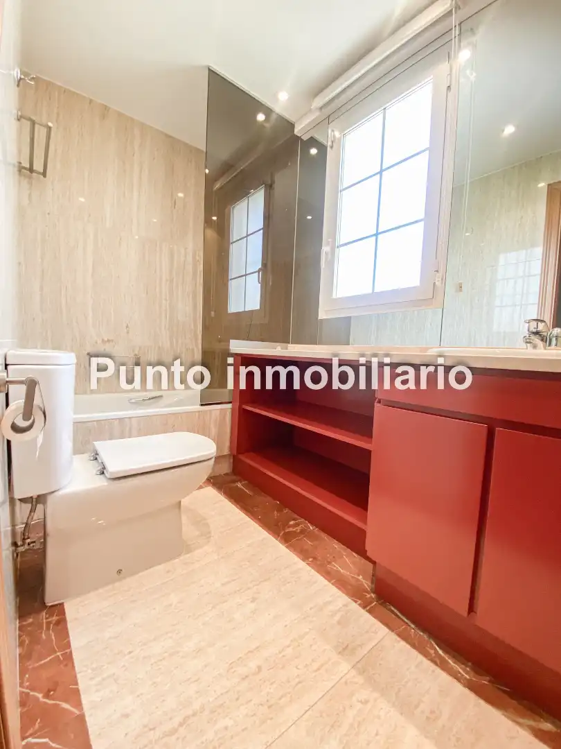 Baño de Casa adosada de alquiler en Valladolid con Aire acondicionado, Calefacción y Jardín privado