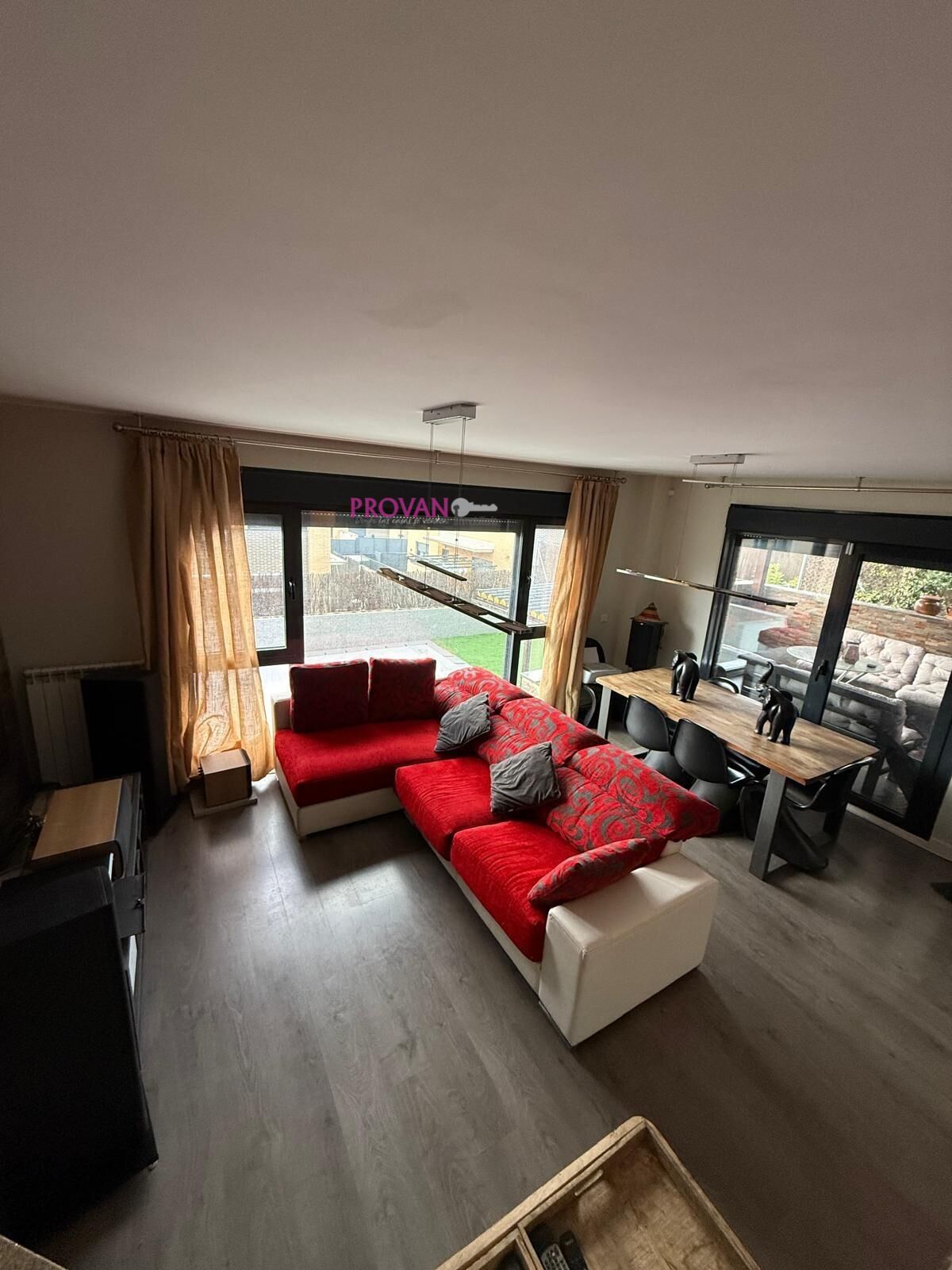 Sala d'estar de Casa adosada en venda en Villalbilla amb Calefacció, Jardí privat i Terrassa