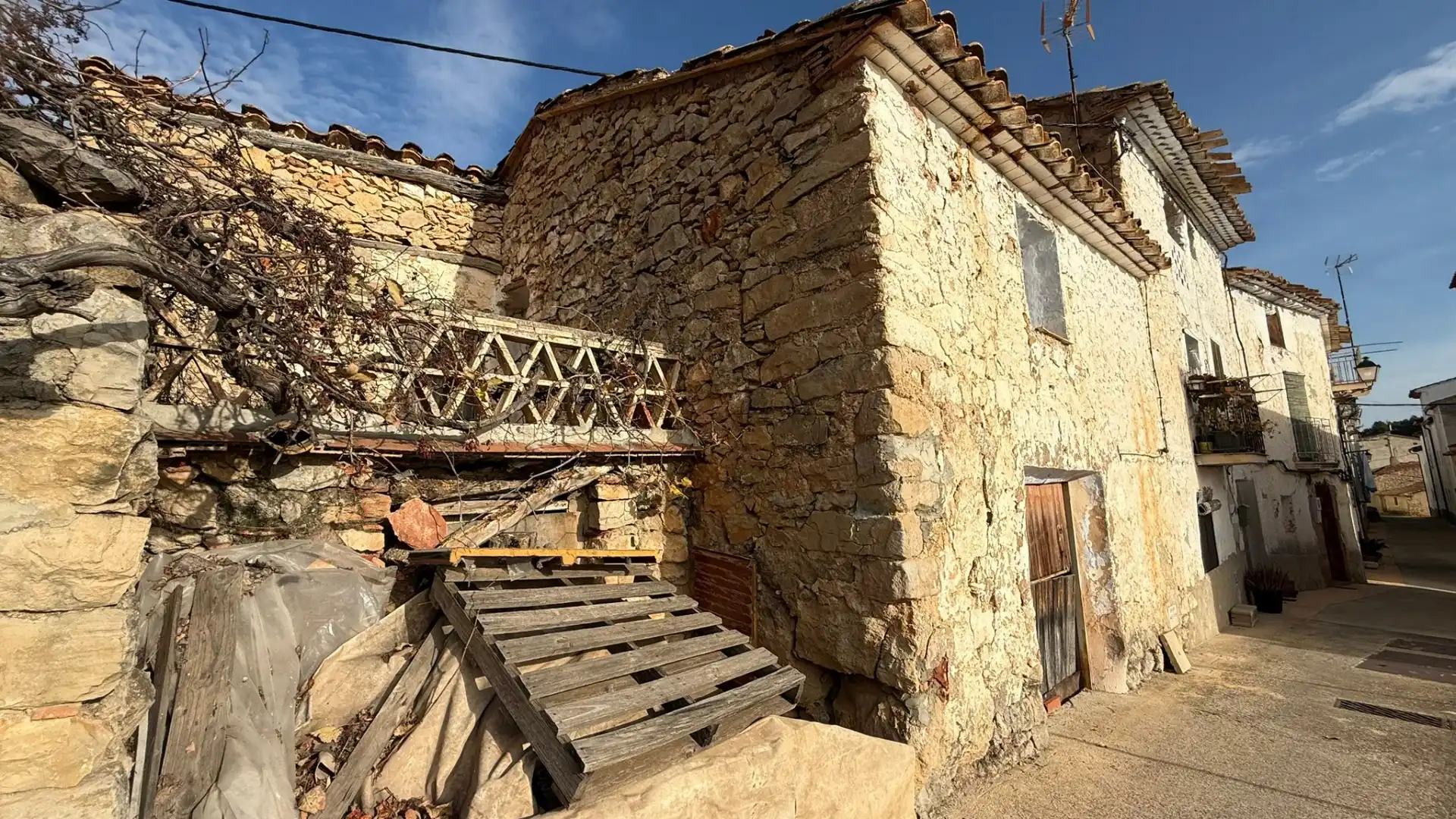 Vista exterior de Casa o xalet en venda en Zucaina amb Terrassa