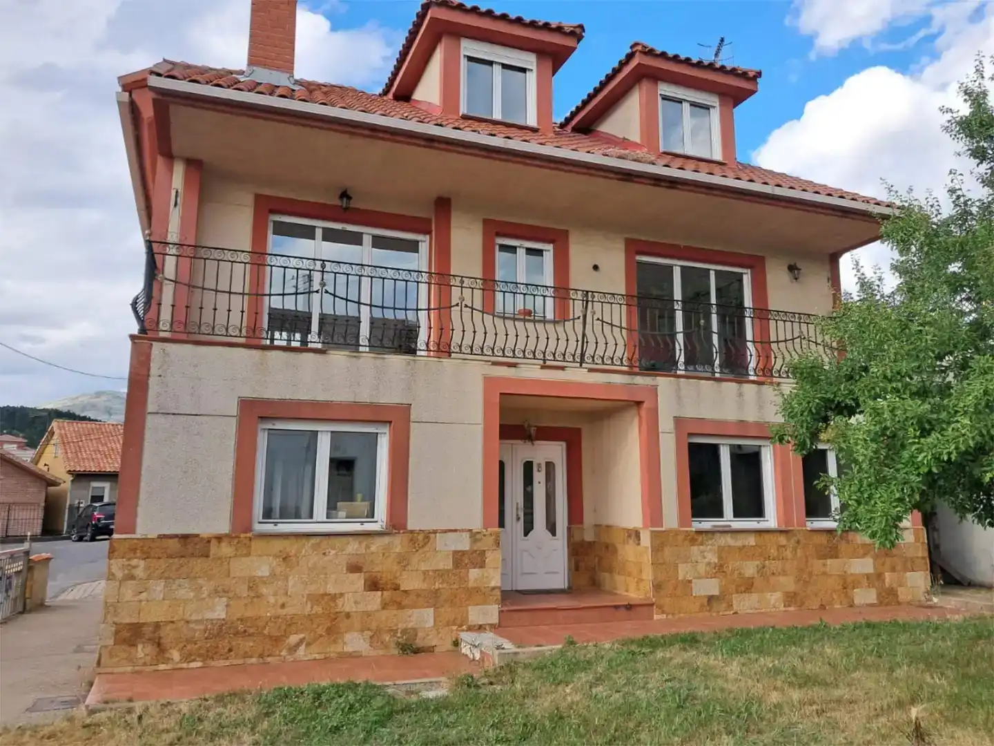 Vista exterior de Casa o xalet en venda en Guardo amb Balcó