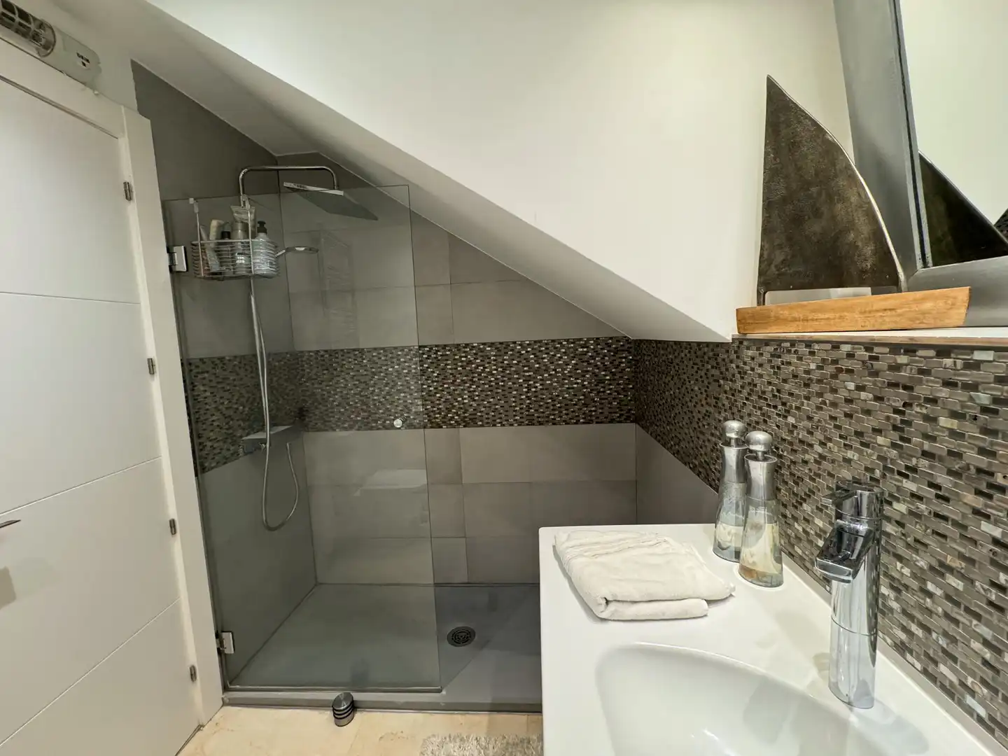 Baño de Dúplex en venta en Estepona con Aire acondicionado, Terraza y Piscina