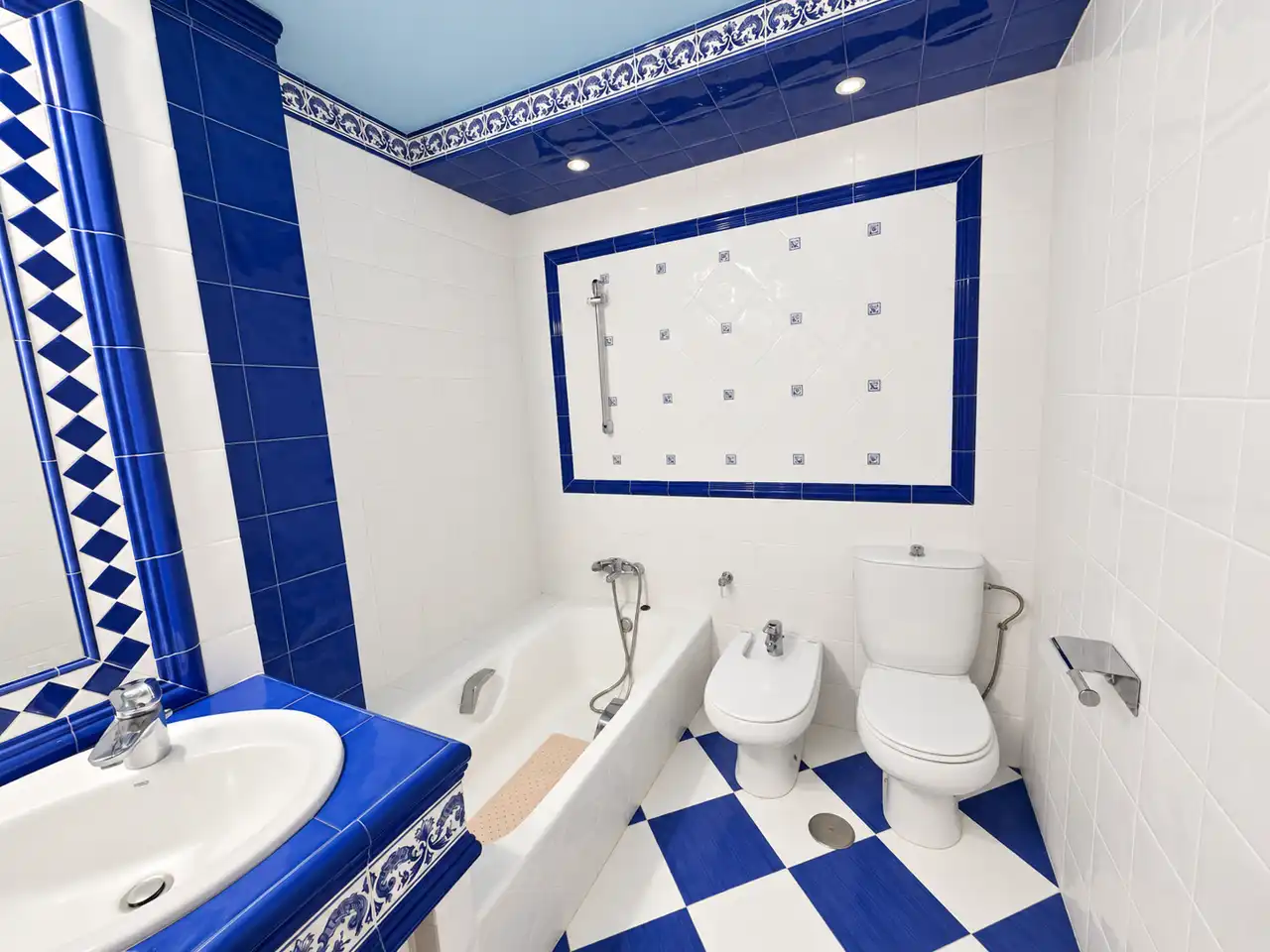 Bathroom of Ground floor for sale in Écija  with Air Conditioner, Terrace and Storage room