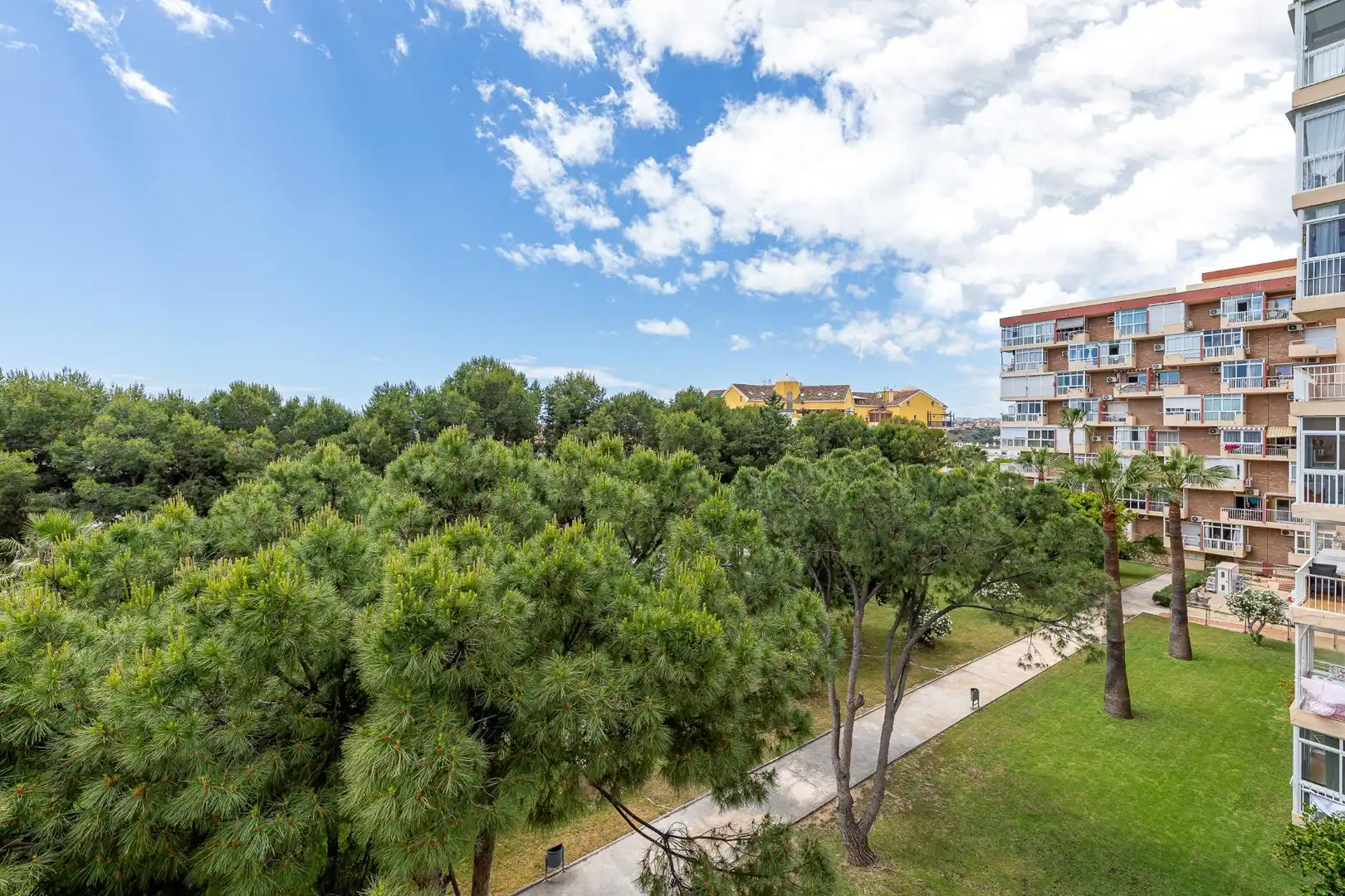 Außenansicht von Wohnungen zur Miete in Benalmádena mit Klimaanlage, Heizung und Privatgarten