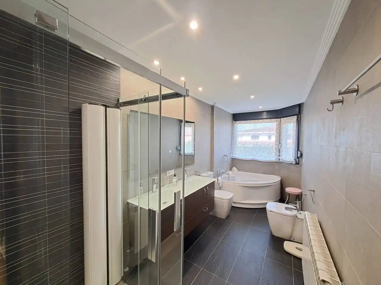 Baño de Casa adosada en venta en Castrillo del Val con Calefacción, Jardín privado y Parquet