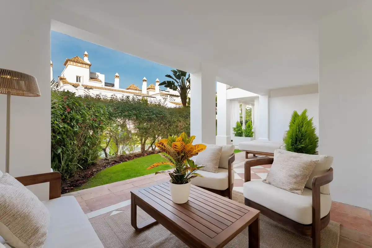 Terrasse von Erdgeschoss zum Verkauf in Marbella mit Klimaanlage, Privatgarten und Terrasse