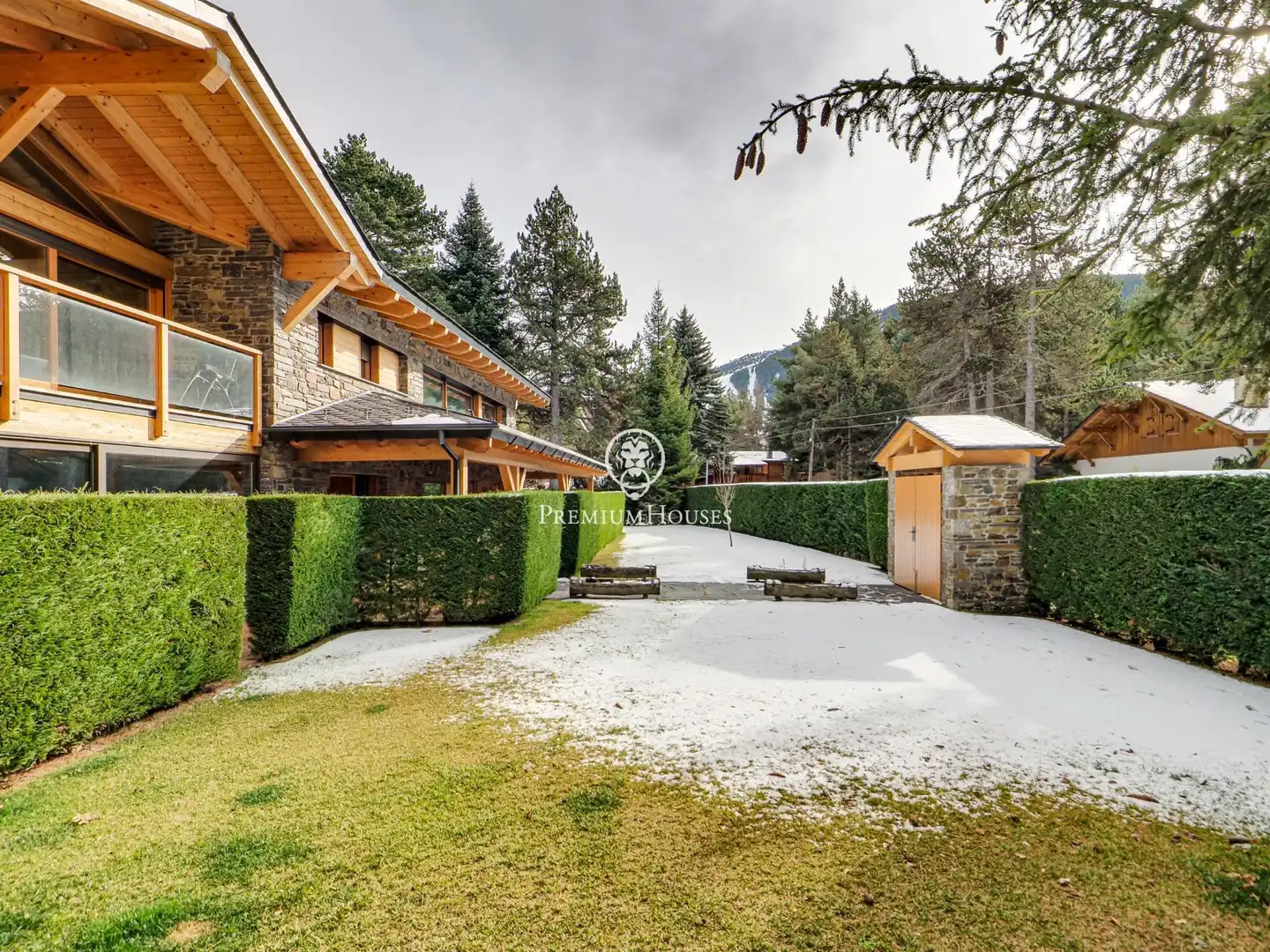 Vista exterior de Casa o xalet en venda en Alp amb Calefacció, Jardí privat i Parquet