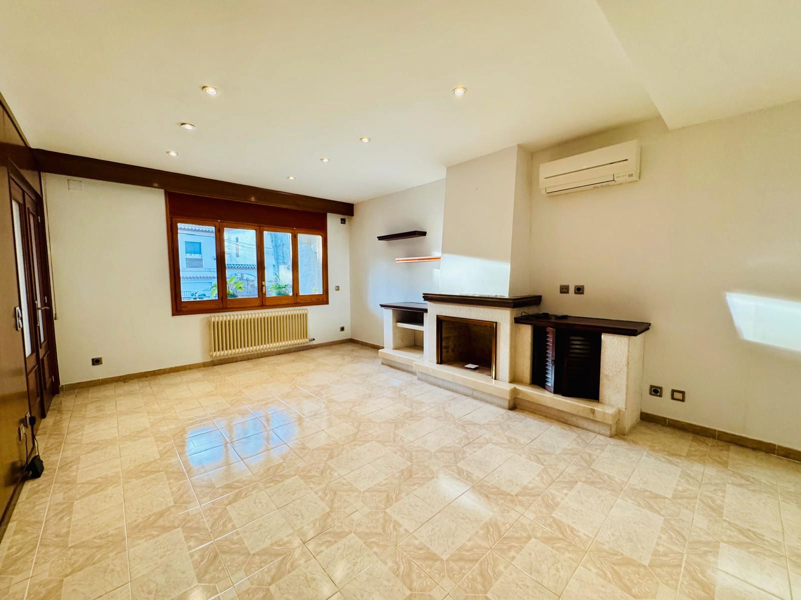 Sala d'estar de Casa adosada en venda en Figueres amb Aire condicionat, Calefacció i Jardí privat