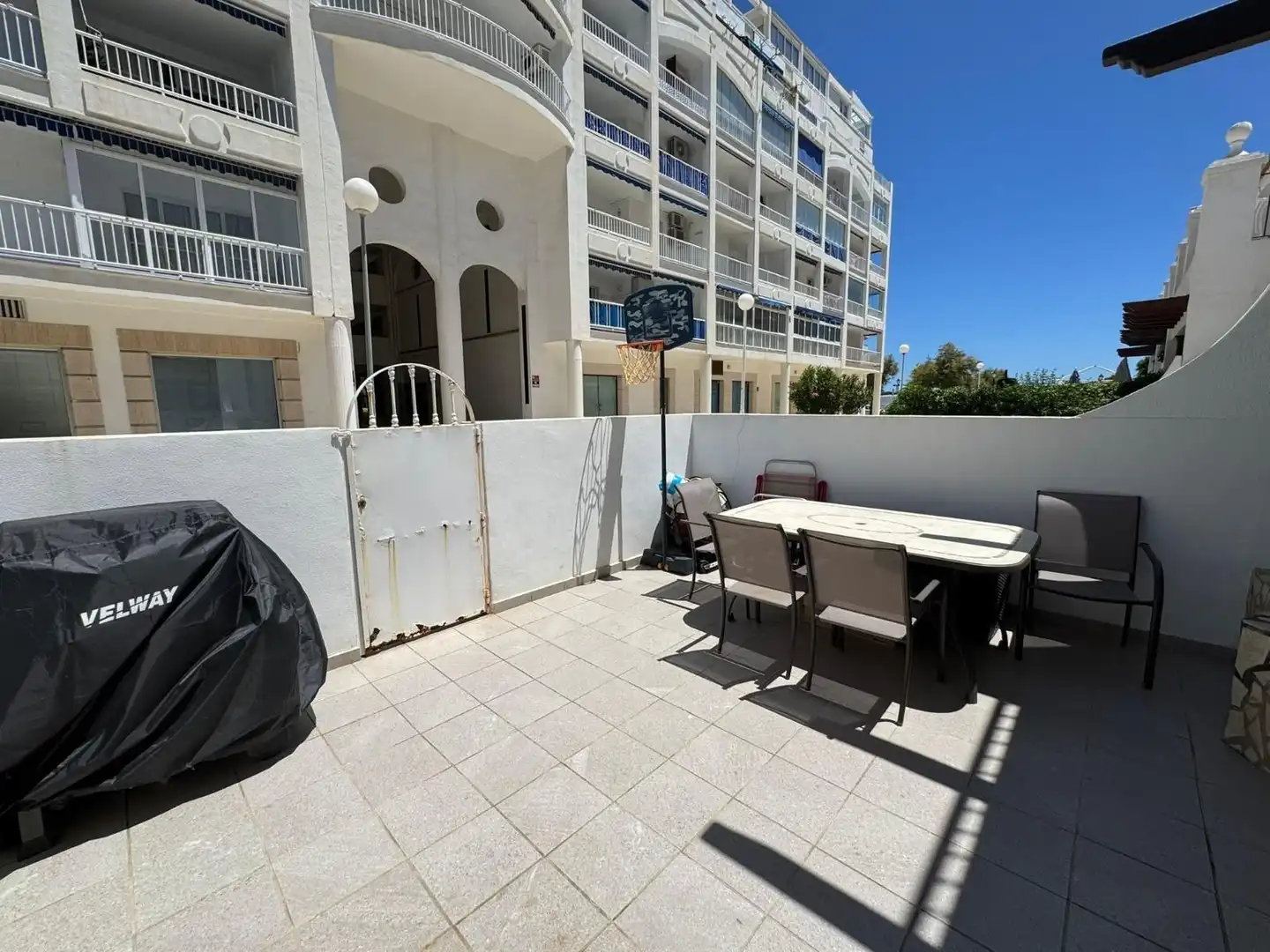 Terrasse von Einfamilien-Reihenhaus zum Verkauf in Fuengirola mit Klimaanlage, Terrasse und Möbliert