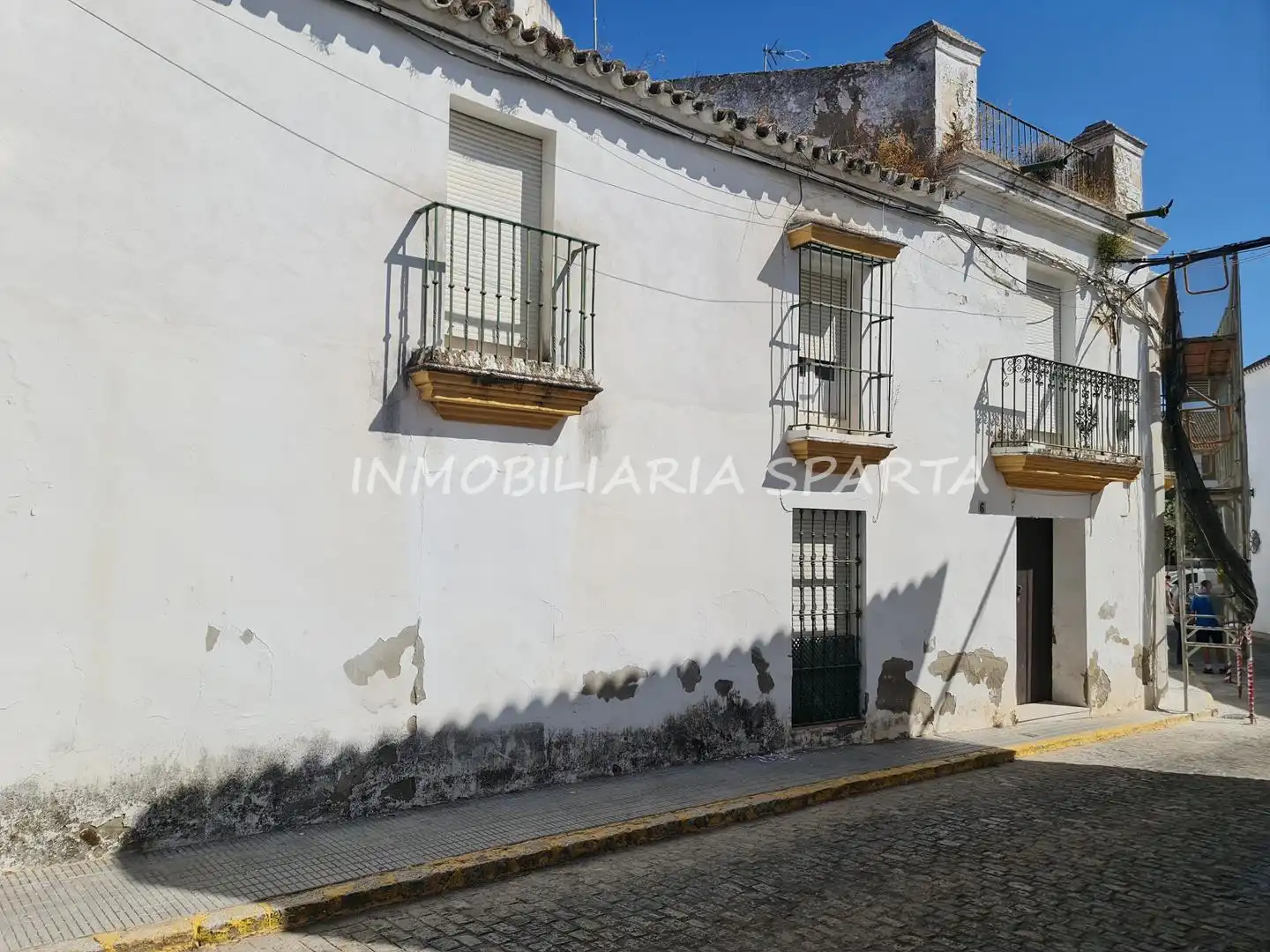 Vista exterior de Casa adosada en venda en Sanlúcar la Mayor amb Jardí privat i Balcó