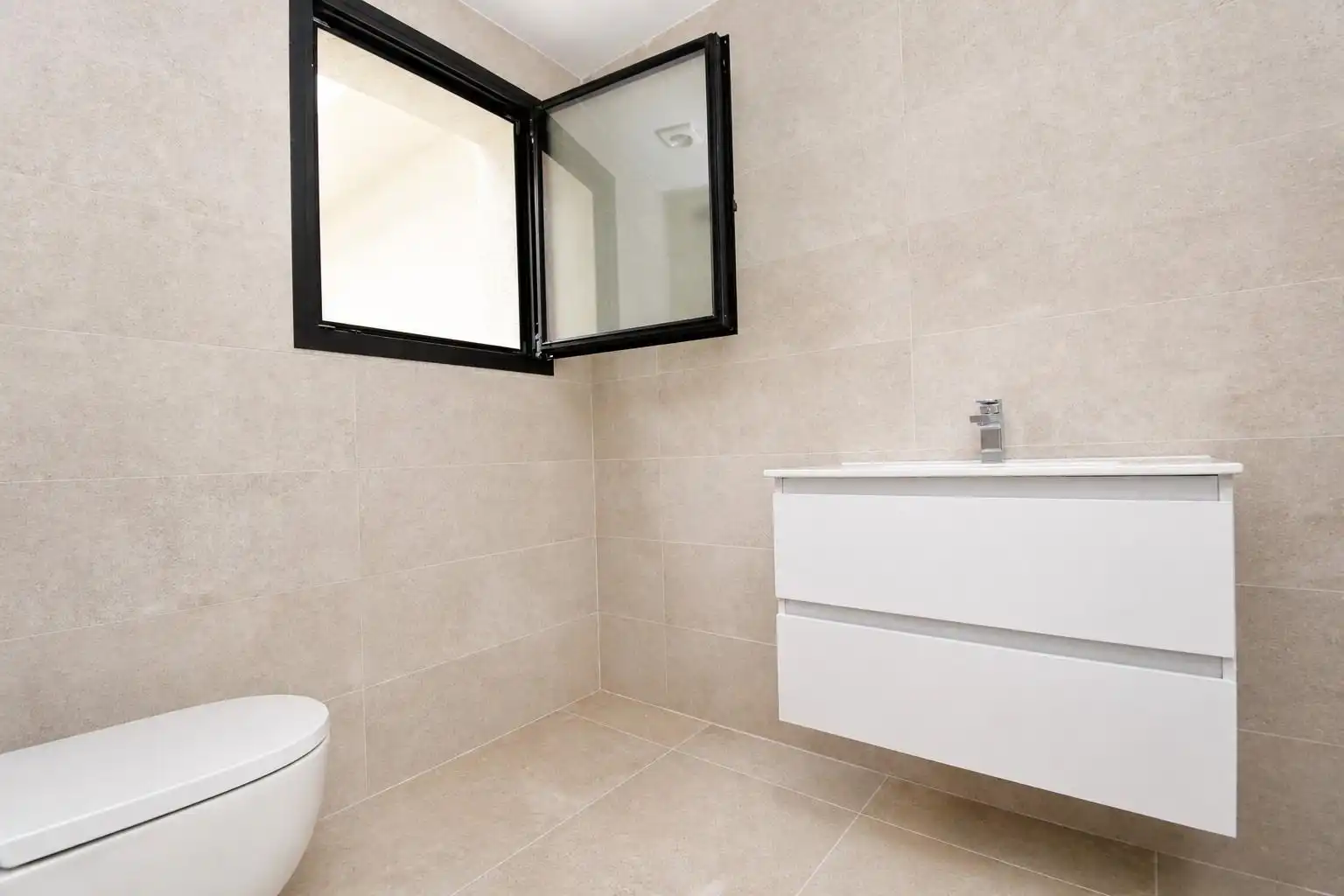 Baño de Finca rústica en venta en Muro con Aire acondicionado, Calefacción y Jardín privado