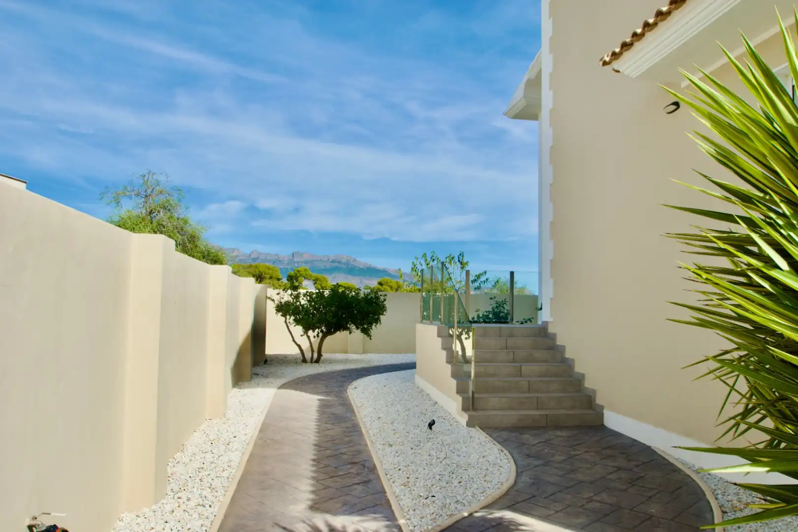 Vista exterior de Casa o xalet en venda en L'Alfàs del Pi amb Aire condicionat, Calefacció i Jardí privat