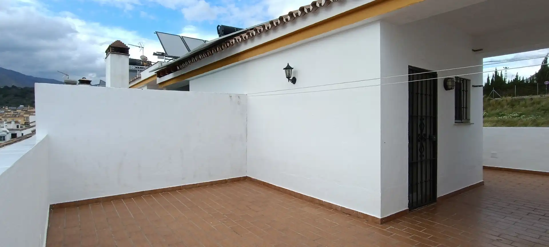 Terrasse von Einfamilien-Reihenhaus zum Verkauf in Estepona mit Klimaanlage, Heizung und Terrasse