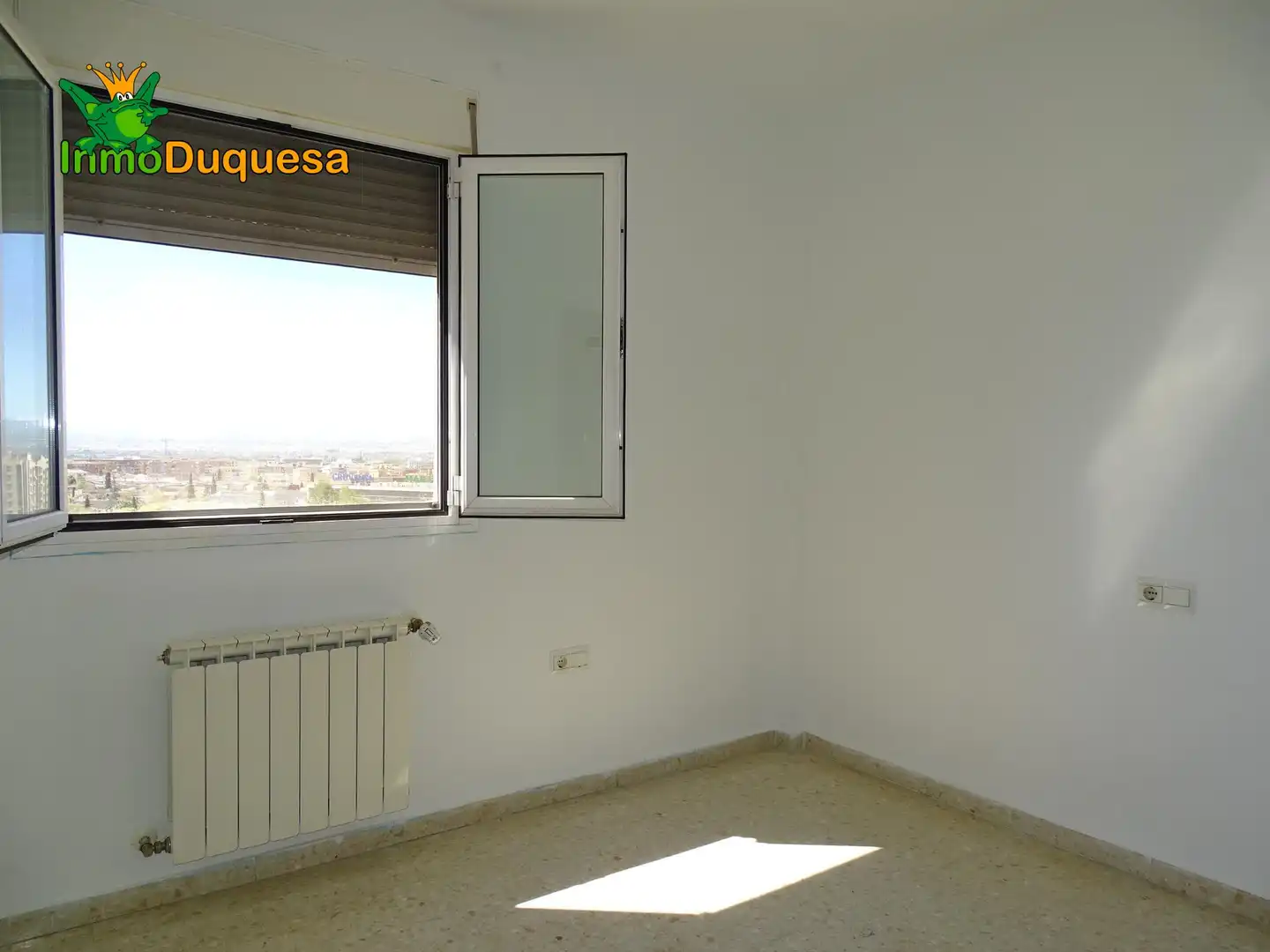 Bedroom of Flat for sale in Granada  with Air Conditioner, Heating and Storage room