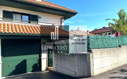 Vista exterior de Casa adosada en venda en Castro-Urdiales amb Jardí privat, Terrassa i Traster