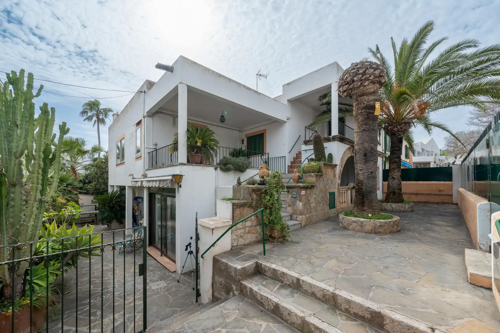 Vista exterior de Casa adosada en venda en Calvià amb Jardí privat i Terrassa