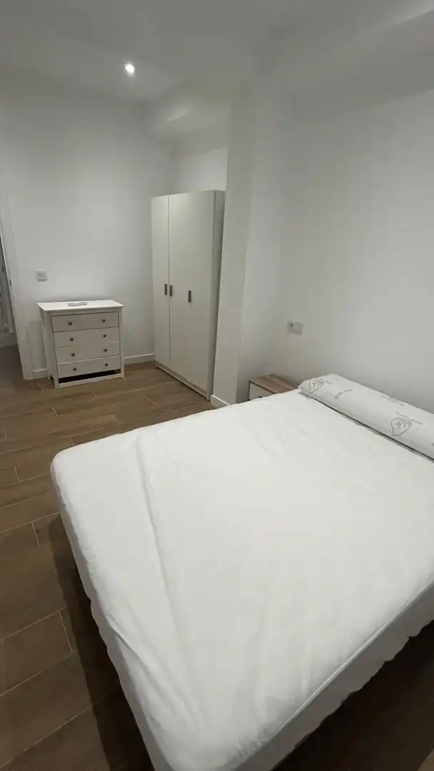 Dormitori de Apartament de lloguer en Algeciras amb Aire condicionat i Moblat
