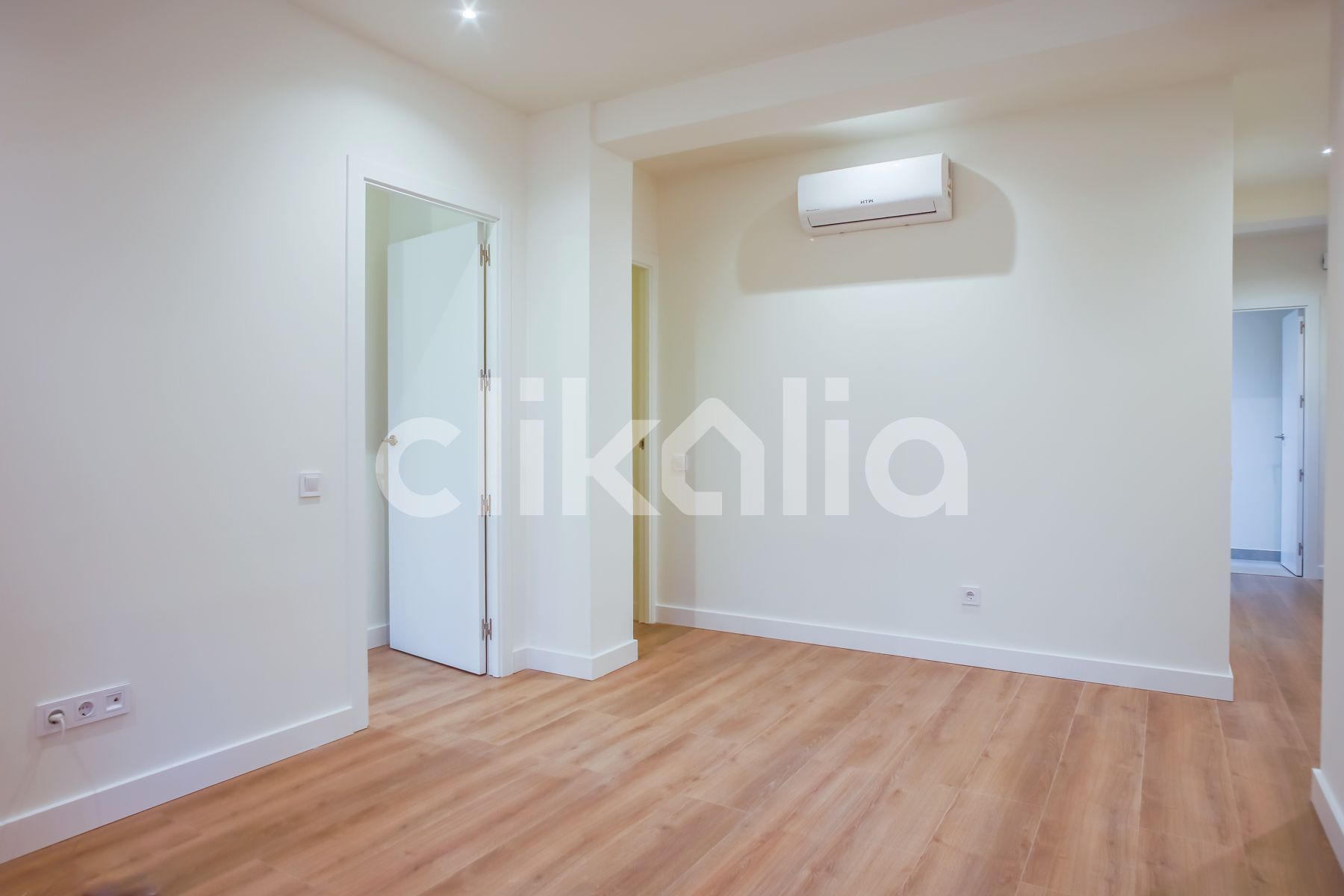 Bedroom of Flat for sale in  Madrid Capital  with Air Conditioner, Heating and Terrace