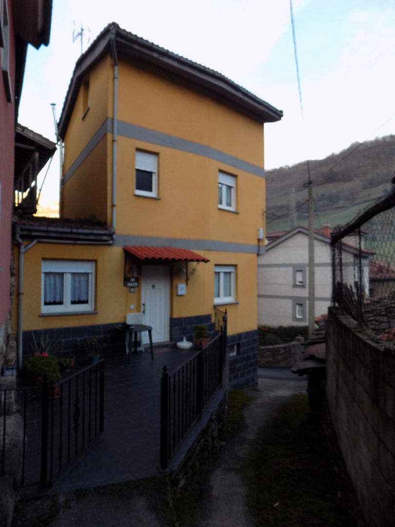 Vista exterior de Casa adosada en venda en Aller amb Calefacció, Moblat i Forn