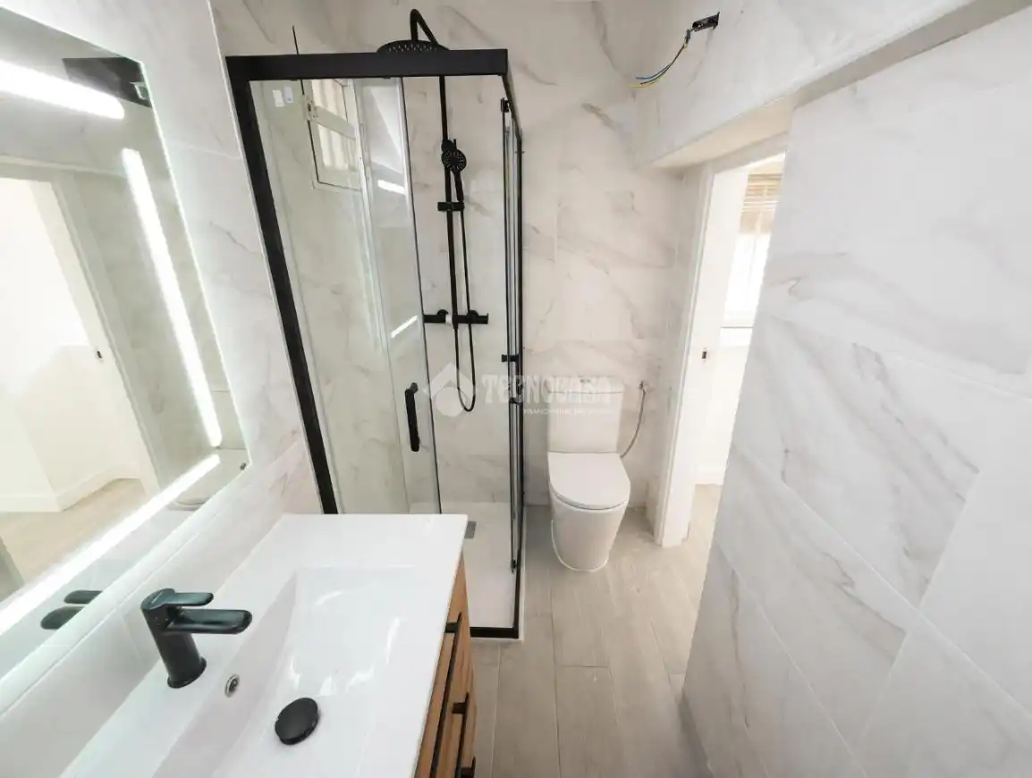 Bathroom of Flat for sale in Aranjuez  with Alarm