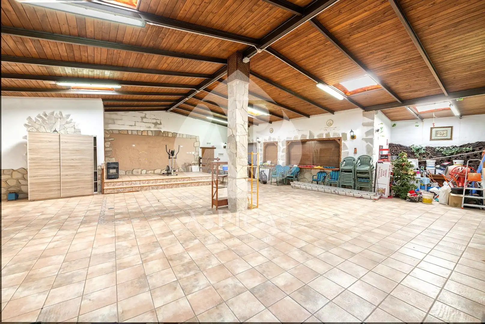 Commercial properties for sale in Montaña - La Data