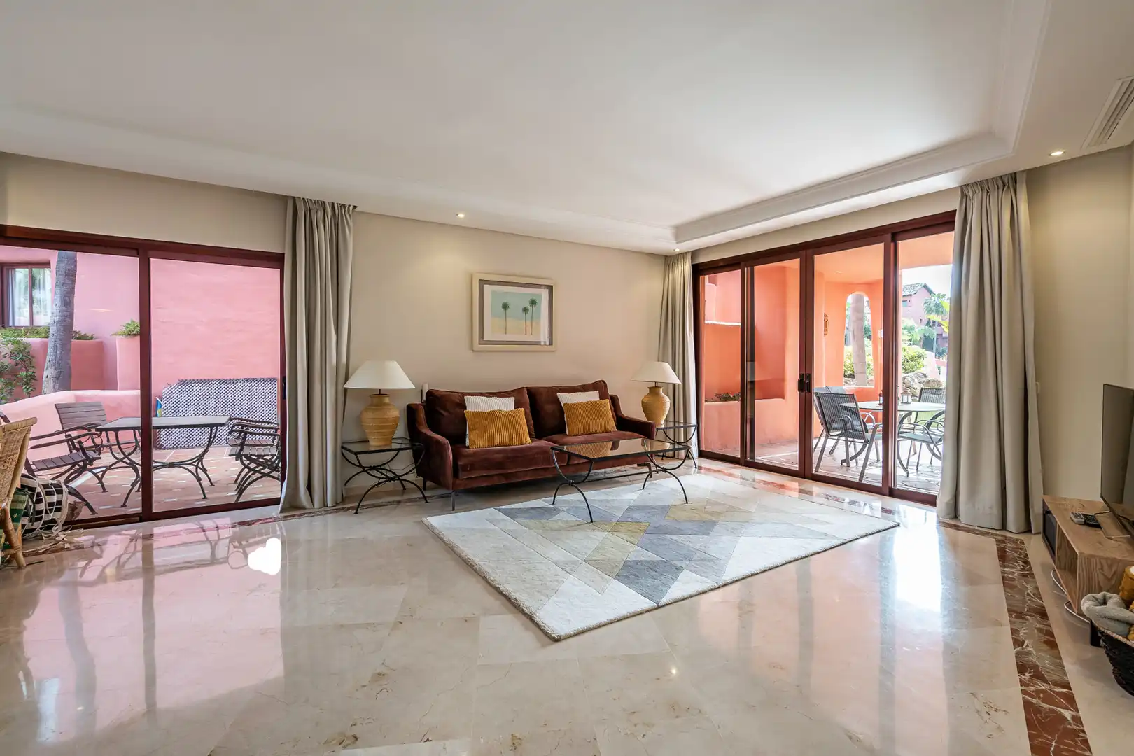 Sala de estar de Planta baja de alquiler en Estepona con Aire acondicionado, Terraza y Piscina