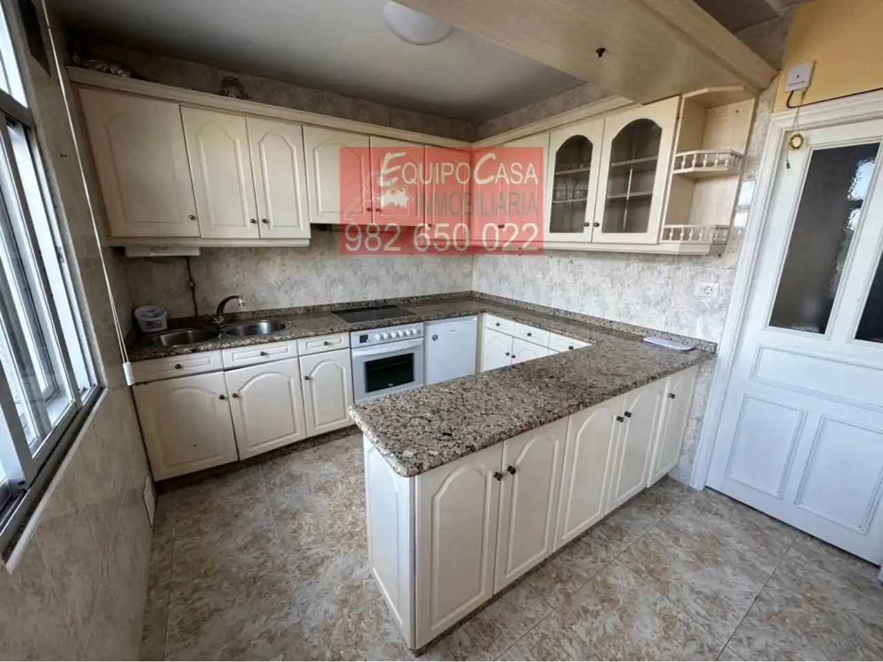Cocina de Casa adosada en venta en Lugo con Calefacción, Terraza y Amueblado