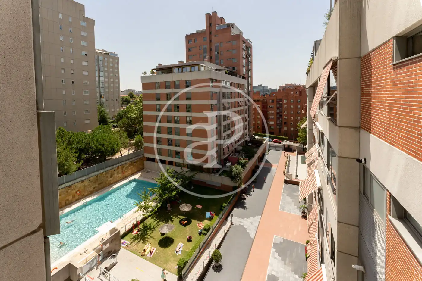 Piscina de Pis de lloguer en Madrid amb Aire condicionat, Calefacció i Traster