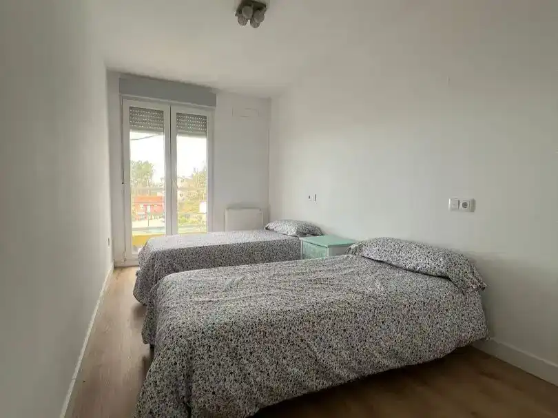 Dormitori de Casa adosada en venda en Vigo  amb Balcó