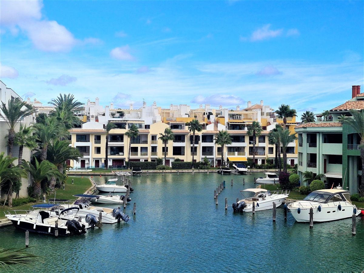 Exterior view of Apartment to rent in Sotogrande  with Air Conditioner, Heating and Terrace