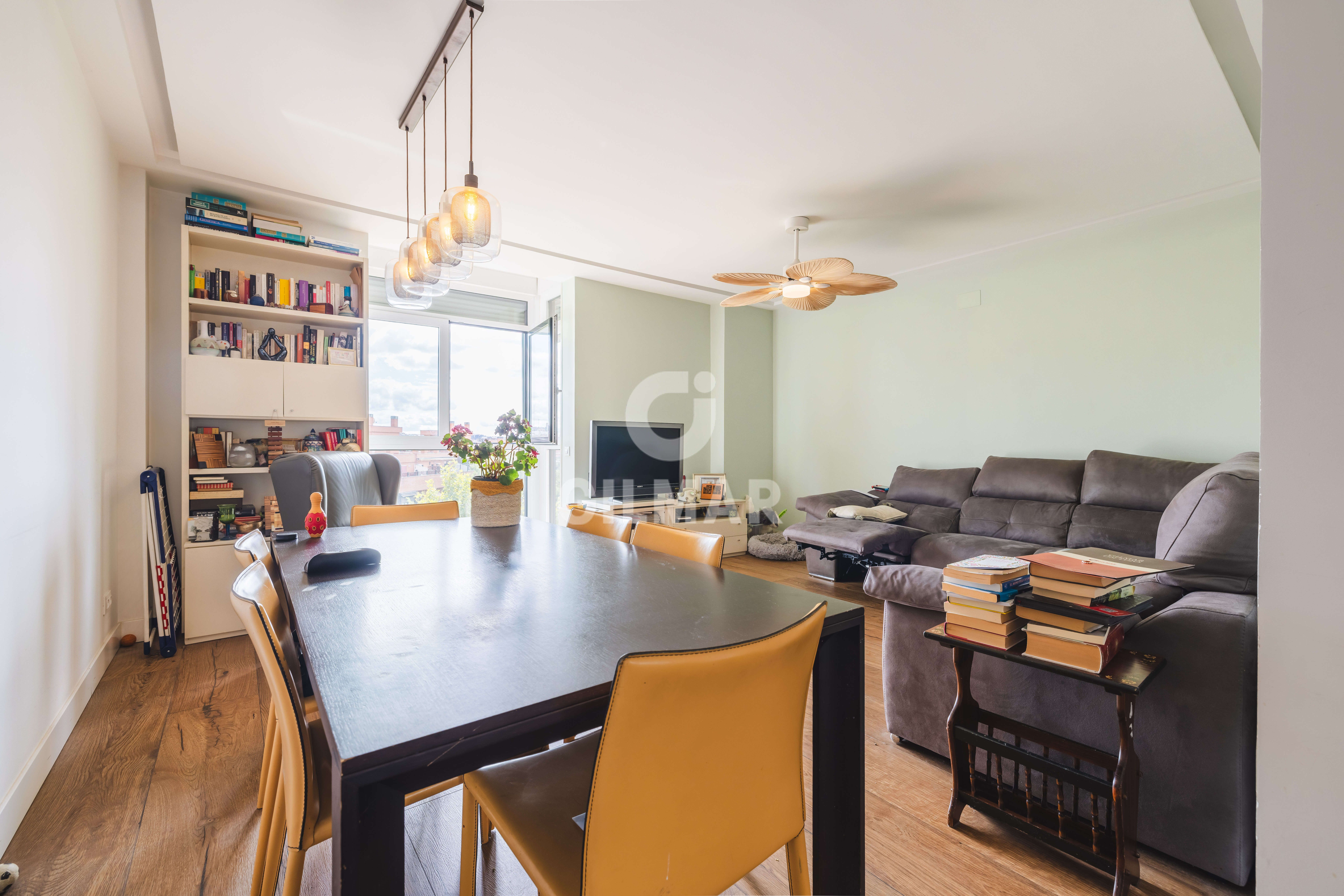 Living room of Flat for sale in  Madrid Capital  with Heating, Private garden and Storage room