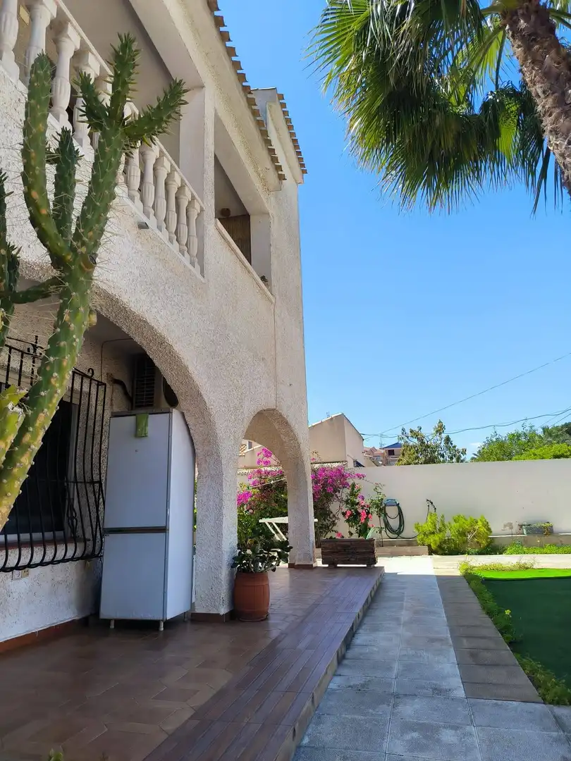 Vista exterior de Casa adosada en venta en Orihuela con Aire acondicionado, Calefacción y Jardín privado