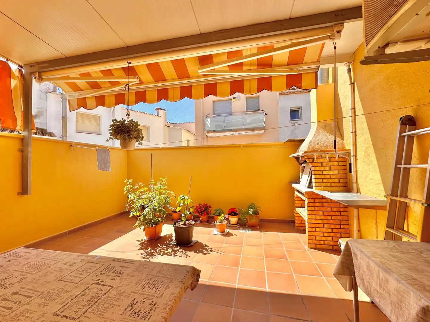 Terrasse von Einfamilien-Reihenhaus zum Verkauf in Palamós mit Klimaanlage, Heizung und Terrasse