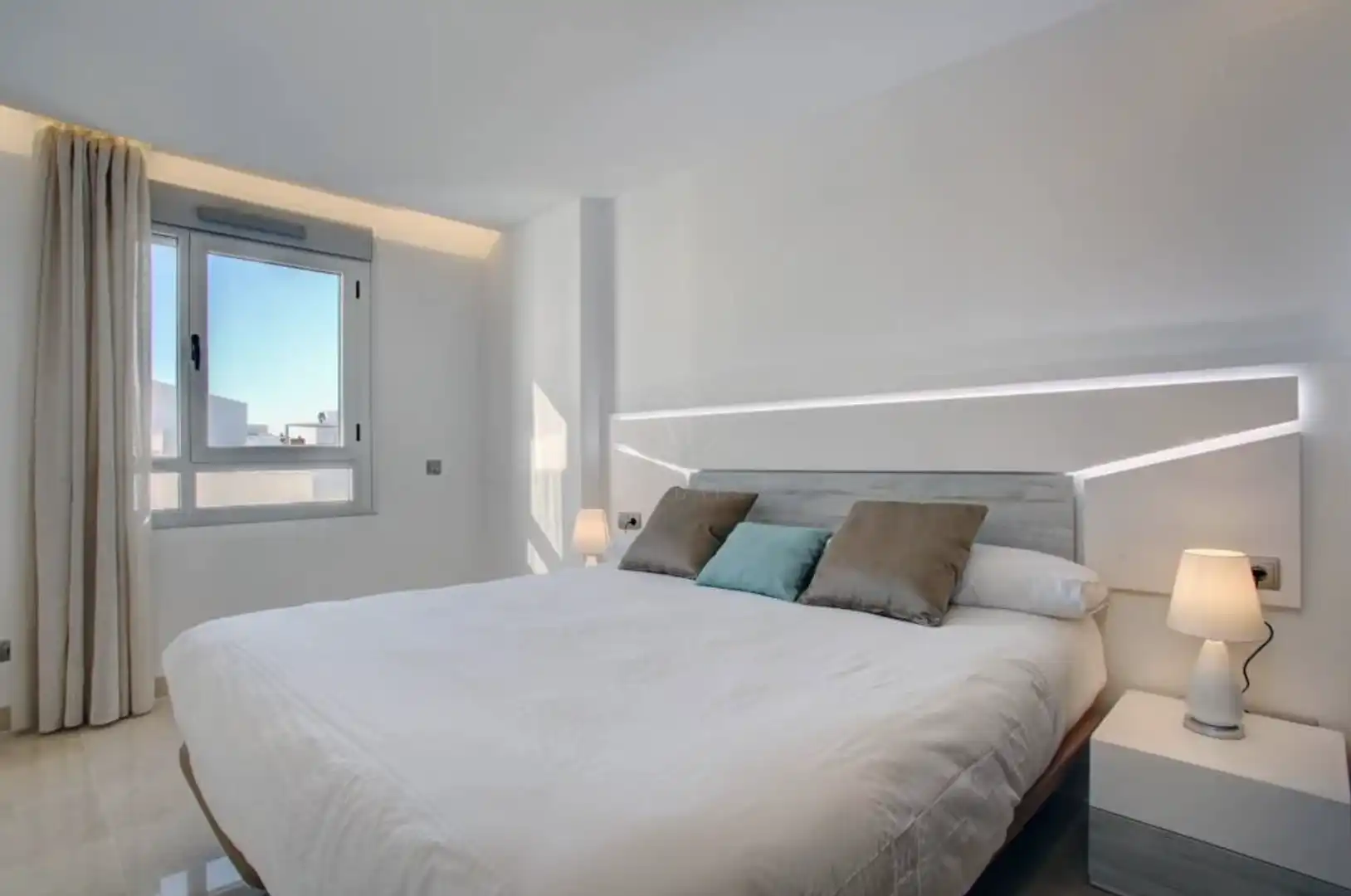 Habitación de Apartamento en venta en Marbella con Aire acondicionado, Piscina y Amueblado