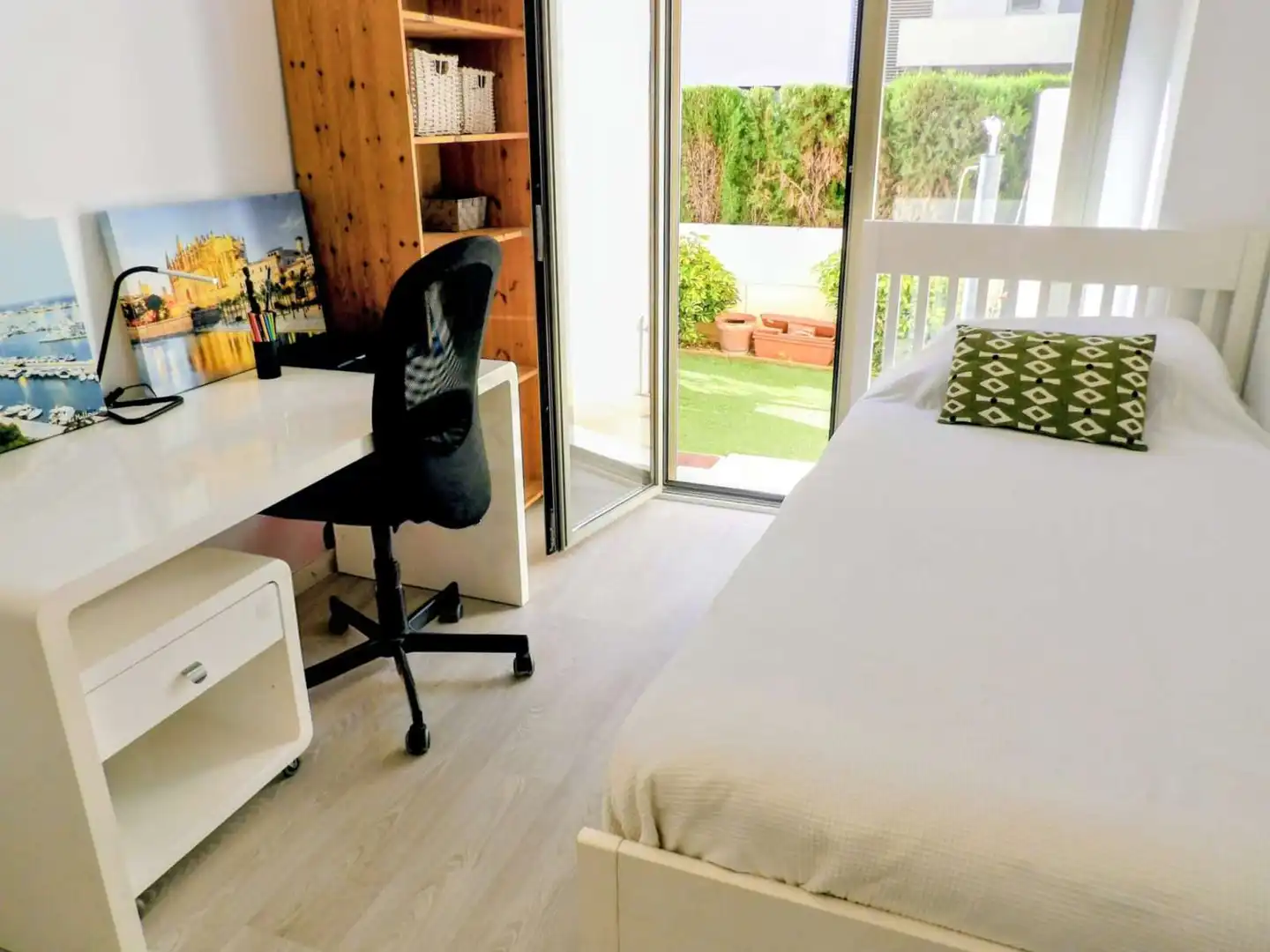 Bedroom of Flat for share in  Palma de Mallorca  with Air Conditioner, Terrace and Furnished
